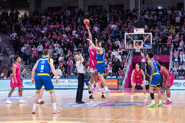 easyCredit Basketball Bundesliga, Telekom Baskets Bonn vs. Science City Jena, 09.10.2026 Hochball zum Spiel -- easyCredit Basketball Bundesliga, Telekom Baskets Bonn vs. Science City Jena, 09.10.2026, Telekom Dome Bonn Copyright: xBEAUTIFULxSPORTS Derixx