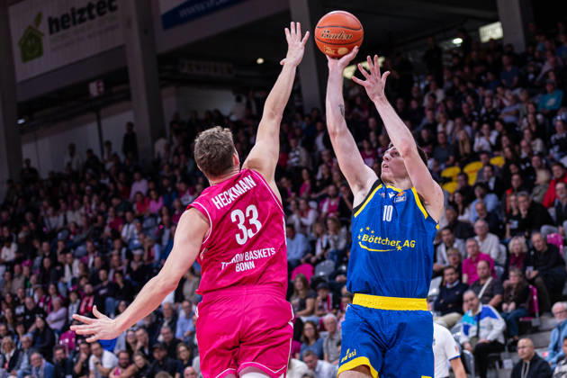 easyCredit Basketball Bundesliga, Telekom Baskets Bonn vs. Science City Jena, 09.10.2026 Christian Skladanowski (Science City Jena 10) über Patrick Heckmann (Telekom Baskets Bonn 33) -- easyCredit Basketball Bundesliga, Telekom Baskets Bonn vs. Science City Jena, 09.10.2026, Telekom Dome Bonn Copyright: xBEAUTIFULxSPORTS Derixx