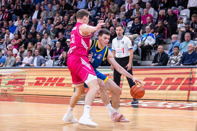easyCredit Basketball Bundesliga, Telekom Baskets Bonn vs. Science City Jena, 09.10.2026 Christian Skladanowski (Science City Jena 10) und Patrick Heckmann (Telekom Baskets Bonn 33) -- easyCredit Basketball Bundesliga, Telekom Baskets Bonn vs. Science City Jena, 09.10.2026, Telekom Dome Bonn Copyright: xBEAUTIFULxSPORTS Derixx