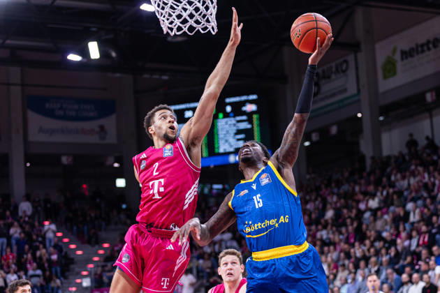 easyCredit Basketball Bundesliga, Telekom Baskets Bonn vs. Science City Jena, 09.10.2026 Sacar Anim (Science City Jena 15) und Alijah Comithier (Telekom Baskets Bonn 2) -- easyCredit Basketball Bundesliga, Telekom Baskets Bonn vs. Science City Jena, 09.10.2026, Telekom Dome Bonn Copyright: xBEAUTIFULxSPORTS Derixx