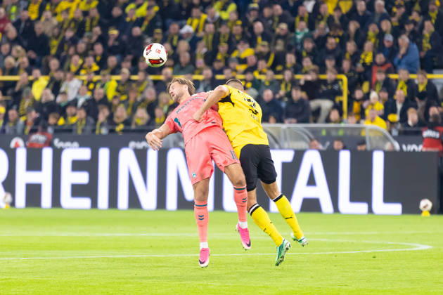 Dortmund, Deutschland 09. Oktober 2026: 1. BL - 2026 2027 - Sp. 5 - Borussia Dortmund gegen SV Werder Bremen Im Bild: v. li. im Zweikampf Niclas Füllkrug Fuellkrug (SVW) und Waldemar Anton (BVB) DFL DFB regulations prohibit any use of photographs as image sequences and or quasi-video. Signal Iduna Park Nordrhein Westfalen Copyright: xFotostandx xZeisingx