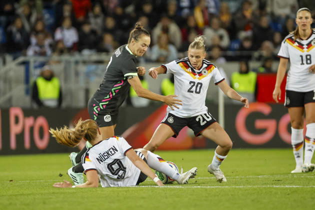 Sjoeke Nüsken, Nusken (Deutschland, 09), Caitlin Foord (Australien, 09) und Elisa Senß, Senss (Deutschland, 20) im Kampf um den Ball , Deutschland, Fussball, Frauen, Freundschaftsspiel, 2026, Deutschland vs. Australien, 09.10.2026, Karlsruhe BBBank Wildpark Deutschland Copyright: xGrantxHubbsx