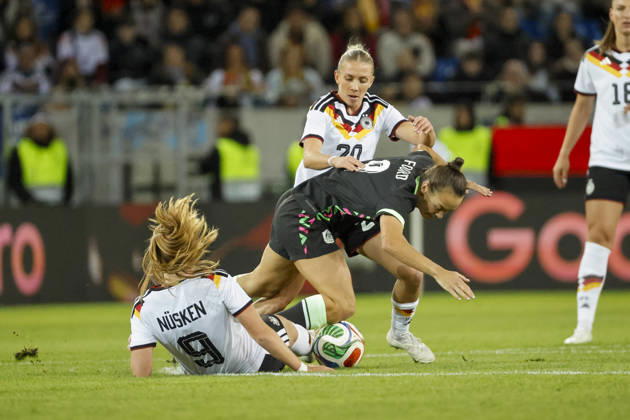 Sjoeke Nüsken, Nusken (Deutschland, 09), Caitlin Foord (Australien, 09) und Elisa Senß, Senss (Deutschland, 20) im Kampf um den Ball , Deutschland, Fussball, Frauen, Freundschaftsspiel, 2026, Deutschland vs. Australien, 09.10.2026, Karlsruhe BBBank Wildpark Deutschland Copyright: xGrantxHubbsx