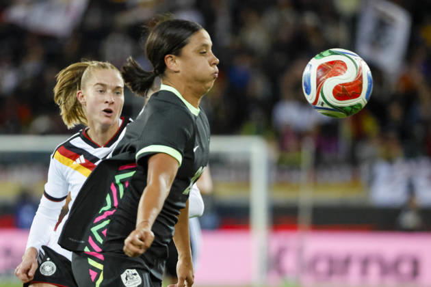 Janina Minge (Deutschland, 05) und Samantha Kerr (Australien, 20) im Kampf um den Ball , Deutschland, Fussball, Frauen, Freundschaftsspiel, 2026, Deutschland vs. Australien, 09.10.2026, Karlsruhe BBBank Wildpark Deutschland Copyright: xGrantxHubbsx