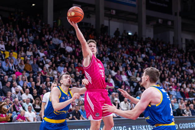 easyCredit Basketball Bundesliga, Telekom Baskets Bonn vs. Science City Jena, 09.10.2026 Patrick Heckmann (Telekom Baskets Bonn 33) mit langem Arm -- easyCredit Basketball Bundesliga, Telekom Baskets Bonn vs. Science City Jena, 09.10.2026, Telekom Dome Bonn Copyright: xBEAUTIFULxSPORTS Derixx
