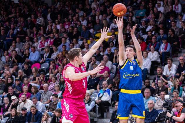 easyCredit Basketball Bundesliga, Telekom Baskets Bonn vs. Science City Jena, 09.10.2026 Christian Skladanowski (Science City Jena 10) über Patrick Heckmann (Telekom Baskets Bonn 33) -- easyCredit Basketball Bundesliga, Telekom Baskets Bonn vs. Science City Jena, 09.10.2026, Telekom Dome Bonn Copyright: xBEAUTIFULxSPORTS Derixx