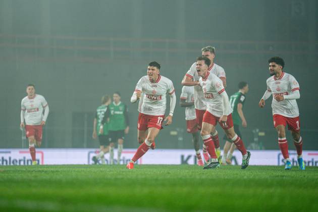 09.10.2026: 3. Liga, 8. Spieltag, SC Preußen Münster vs. Rot-Weiss Essen im LVM-Preußenstadion. Tor zum 2:3 durch Semir Telalovic (Essen) hier im Jubel mit der Mannschaft WICHTIGER HINWEIS: Gemäß den Vorgaben des DFB und der DFL ist es untersagt, in dem Stadion und oder vom Spiel angefertigte Fotoaufnahmen in Form von Sequenzbildern und oder videoähnlichen Fotostrecken zu verwerten bzw. verwerten zu lassen. Copyright: xJordyxFourgonx