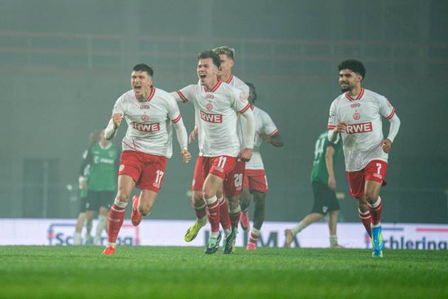 09.10.2026: 3. Liga, 8. Spieltag, SC Preußen Münster vs. Rot-Weiss Essen im LVM-Preußenstadion. Tor zum 2:3 durch Semir Telalovic (Essen) hier im Jubel mit der Mannschaft WICHTIGER HINWEIS: Gemäß den Vorgaben des DFB und der DFL ist es untersagt, in dem Stadion und oder vom Spiel angefertigte Fotoaufnahmen in Form von Sequenzbildern und oder videoähnlichen Fotostrecken zu verwerten bzw. verwerten zu lassen. Copyright: xJordyxFourgonx