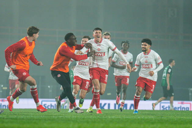 09.10.2026: 3. Liga, 8. Spieltag, SC Preußen Münster vs. Rot-Weiss Essen im LVM-Preußenstadion. Tor zum 2:3 durch Semir Telalovic (Essen) hier im Jubel mit der Mannschaft WICHTIGER HINWEIS: Gemäß den Vorgaben des DFB und der DFL ist es untersagt, in dem Stadion und oder vom Spiel angefertigte Fotoaufnahmen in Form von Sequenzbildern und oder videoähnlichen Fotostrecken zu verwerten bzw. verwerten zu lassen. Copyright: xJordyxFourgonx