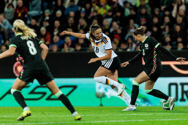 KARLSRUHE, GERMANY - OCTOBER 09: Melissa Koessler (Kössler, Germany, 18) and Winonah Heatly (Australia, 3) battle for the ball during the International Friendly, Länderspiel, Nationalmannschaft match between Germany vs. Australia at BBBank Wildpark on October 09, 2026 in Karlsruhe, Germany. Germany Copyright: xSteffiexWunderlx