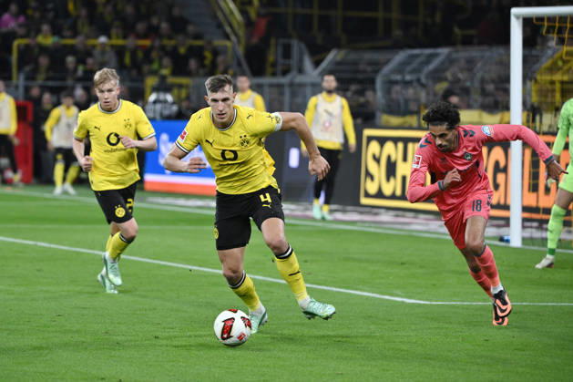 Nico Schlotterbeck (Borussia Dortmund), li., gegen Eren Dinkci (Werder Bremen) 09.10.2026, Fussball 1. Bundesliga, Saison 2026 2027, 5. Spieltag, Borussia Dortmund - SV Werder Bremen DFL regulations prohibit any use of photographs as image sequences and or quasi-video Dortmund Signal Iduna Park Nordrhein Westfalen Deutschland