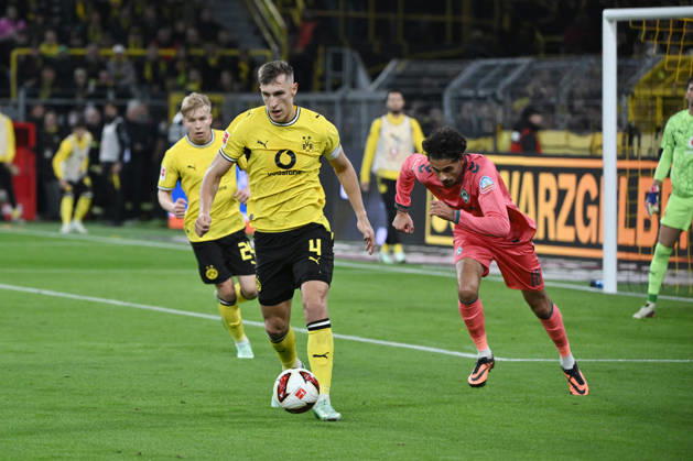 Nico Schlotterbeck (Borussia Dortmund), li., gegen Eren Dinkci (Werder Bremen) 09.10.2026, Fussball 1. Bundesliga, Saison 2026 2027, 5. Spieltag, Borussia Dortmund - SV Werder Bremen DFL regulations prohibit any use of photographs as image sequences and or quasi-video Dortmund Signal Iduna Park Nordrhein Westfalen Deutschland