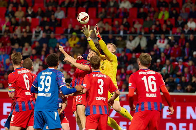 Torraumsszene mit Patrick Mainka (1.FC Heidenheim, 06), Thierry Tazemeta (FC Kaiserslautern, 39), Oualid Mhamdi (1.FC Heidenheim, 22), Jan Schoeppner (1.FC Heidenheim, 03), Julian Niehues (1.FC Heidenheim, 16) GER, 1. FC Heidenheim 1846 vs. 1. FC Kaiserslautern, Fussball, 2. Bundesliga, 7. Spieltag, Spielzeit 2026 2027, 09.10.2026 DFL regulations prohibit any use of photographs as image sequences and or quasi-video. GER, 1. FC Heidenheim 1846 vs. 1. FC Kaiserslautern, Fussball, 2. Bundesliga, 7. Spieltag, Spielzeit 2026 2027, 09.10.2026 Heidenheim an der Brenz Copyright: xEibner-Pressefoto GeraldxOelze-dexStoppanyx EP_ODS
