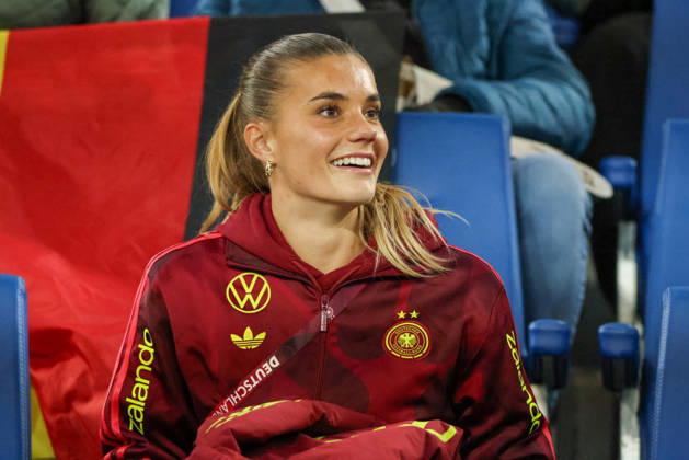 Karlsruhe, Deutschland: 09.10.2026 - Länderspiel Freundschaftsspiel - Deutschland Frauen vs. Australien Frauen Im Bild: Die verletzte Selina Cerci (Deutschland) auf der Tribüne Copyright: HMBxMedia MadeleinexFantini