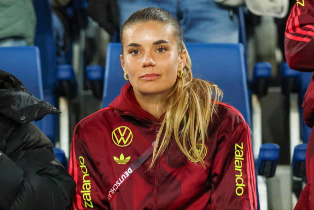 Karlsruhe, Deutschland: 09.10.2026 - Länderspiel Freundschaftsspiel - Deutschland Frauen vs. Australien Frauen Im Bild: Die verletzte Selina Cerci (Deutschland) auf der Tribüne Copyright: HMBxMedia MadeleinexFantini