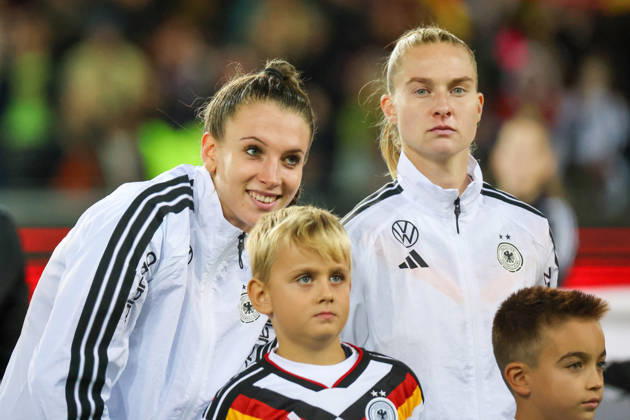 Karlsruhe, Deutschland: 09.10.2026 - Länderspiel Freundschaftsspiel - Deutschland Frauen vs. Australien Frauen Im Bild: v.li. Torhüterin Ena Mahmutovic (Deutschland) und Janina Minge (Deutschland) Copyright: HMBxMedia MadeleinexFantini