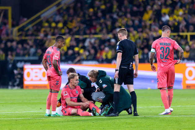 Dortmund, Deutschland 09. Oktober 2026: 1. BL - 2026 2027 - Sp. 5 - Borussia Dortmund gegen SV Werder Bremen Im Bild: Amos Pieper (SVW) sitzt verletzt am Boden, v.li. Arthur (SVW) , Amos Pieper (SVW), Schiedsrichter Christian Dingert, Marco Friedl (SVW) DFL DFB regulations prohibit any use of photographs as image sequences and or quasi-video. Signal Iduna Park Nordrhein Westfalen Copyright: xFotostandx xZeisingx
