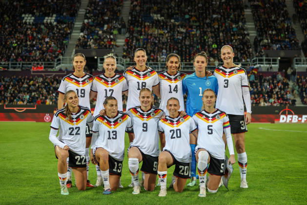 Karlsruhe, Deutschland: 09.10.2026 - Länderspiel Freundschaftsspiel - Deutschland Frauen vs. Australien Frauen Im Bild: Mannschaftsfoto der Startelf der DFB-Frauen v.li. oben: Klara Bühl Buehl (Deutschland), Franziska Kett (Deutschland), Melissa Kössler Koessler (Deutschland), Cora Zicai (Deutschland), Torhüterin Ena Mahmutovic (Deutschland) und Camilla Küver Kuever (Deutschland) v.li. unten: Jule Brand (Deutschland), Carlotta Wamser (Deutschland), Sjoeke Nüsken Nuesken (Deutschland), Elisa Senß Senss (Deutschland) und Janina Minge (Deutschland) Copyright: HMBxMedia MadeleinexFantini
