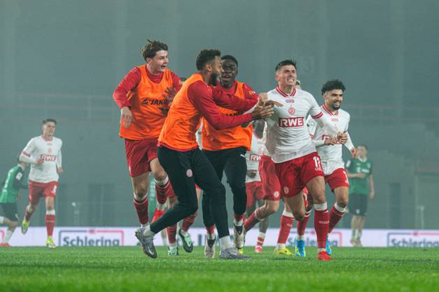 09.10.2026: 3. Liga, 8. Spieltag, SC Preußen Münster vs. Rot-Weiss Essen im LVM-Preußenstadion. Tor zum 2:3 durch Semir Telalovic (Essen) hier im Jubel mit der Mannschaft WICHTIGER HINWEIS: Gemäß den Vorgaben des DFB und der DFL ist es untersagt, in dem Stadion und oder vom Spiel angefertigte Fotoaufnahmen in Form von Sequenzbildern und oder videoähnlichen Fotostrecken zu verwerten bzw. verwerten zu lassen. Copyright: xJordyxFourgonx