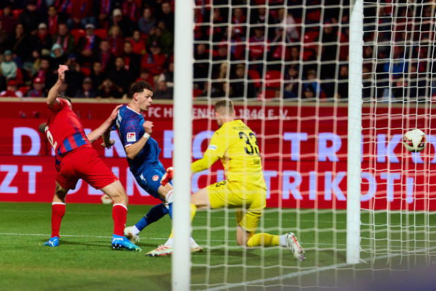 Patrick Mainka (1.FC Heidenheim, 06), riesen Torchance fuer Erencan Yardimci (FC Kaiserslautern, 17) gegen Thomas Daehne (1.FC Heidenheim, 33), aber der Ball geht knapp am Tor vorbei GER, 1. FC Heidenheim 1846 vs. 1. FC Kaiserslautern, Fussball, 2. Bundesliga, 7. Spieltag, Spielzeit 2026 2027, 09.10.2026 DFL regulations prohibit any use of photographs as image sequences and or quasi-video. GER, 1. FC Heidenheim 1846 vs. 1. FC Kaiserslautern, Fussball, 2. Bundesliga, 7. Spieltag, Spielzeit 2026 2027, 09.10.2026 Heidenheim an der Brenz Copyright: xEibner-Pressefoto GeraldxOelze-dexStoppanyx EP_ODS