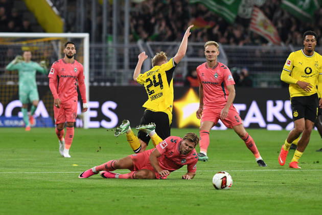Niclas Fuellkrug (Werder Bremen) und Daniel Svensson (Borussia Dortmund) im Zweikampf waehrend des Spiels der 1. Bundesliga zwischen Borussia Dortmund und SV Werder Bremen, Signal Iduna Park am 09. October 2026 in Dortmund, Deutschland. (Foto von Ralf Treese DeFodi Images) +++ Niclas Fuellkrug (Werder Bremen) und Daniel Svensson (Borussia Dortmund) battle for the ball during the Bundesliga match between Borussia Dortmund and SV Werder Bremen at Signal Iduna Park on October 9, 2026 in Dortmund, Germany. (Photo by Ralf Treese DeFodi Images) DFB DFL REGULATIONS PROHIBIT ANY USE OF PHOTOGRAPHS AS IMAGE SEQUENCES AND OR QUASI-VIDEO. (Photo by Ralf Treese DeFodi Images) -