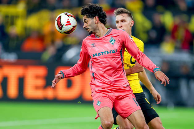 09.10.2026, Fußball, Borussia Dortmund - SV Werder Bremen, 1. Fußball Bundesliga, 05. Spieltag, Signal Iduna Park, Saison 2026 27: Eren Dinkci (Werder Bremen 18) im Zweikampf gegen Nico Schlotterbeck (BVB 04) DFB regulations prohibit any use of photographs as image sequences and or quasi-video. Nordrhein-Westfalen Deutschland