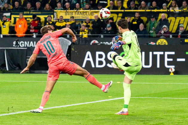Deutschland: 1. Bundesliga 2026 2027, 5. Spieltag: Borussia Dortmund vs. Werder Bremen 09.10.2026 Signal Iduna Park (Nordrhein-Westfalen) Gregor Kobel (Borussia Dortmund, 1) Niclas Füllkrug ( 10) Copyright: xCelinaxLeiersx