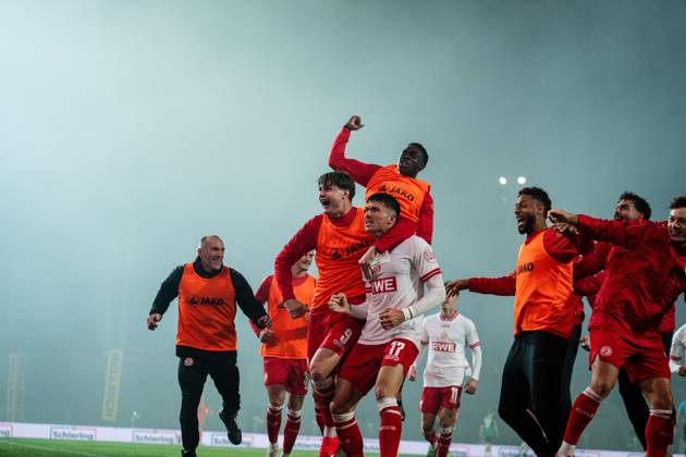 09.10.2026: 3. Liga, 8. Spieltag, SC Preußen Münster vs. Rot-Weiss Essen im LVM-Preußenstadion. Tor zum 2:3 durch Semir Telalovic (Essen) hier im Jubel mit der Mannschaft WICHTIGER HINWEIS: Gemäß den Vorgaben des DFB und der DFL ist es untersagt, in dem Stadion und oder vom Spiel angefertigte Fotoaufnahmen in Form von Sequenzbildern und oder videoähnlichen Fotostrecken zu verwerten bzw. verwerten zu lassen. Copyright: xJordyxFourgonx