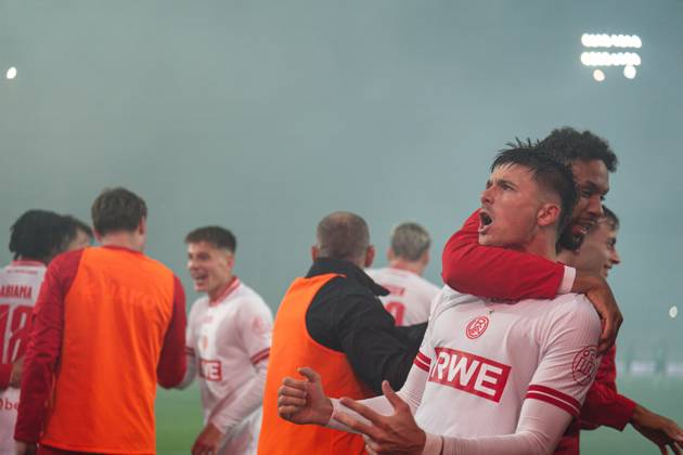 09.10.2026: 3. Liga, 8. Spieltag, SC Preußen Münster vs. Rot-Weiss Essen im LVM-Preußenstadion. Tor zum 2:3 durch Semir Telalovic (Essen) hier im Jubel mit der Mannschaft WICHTIGER HINWEIS: Gemäß den Vorgaben des DFB und der DFL ist es untersagt, in dem Stadion und oder vom Spiel angefertigte Fotoaufnahmen in Form von Sequenzbildern und oder videoähnlichen Fotostrecken zu verwerten bzw. verwerten zu lassen. Copyright: xJordyxFourgonx