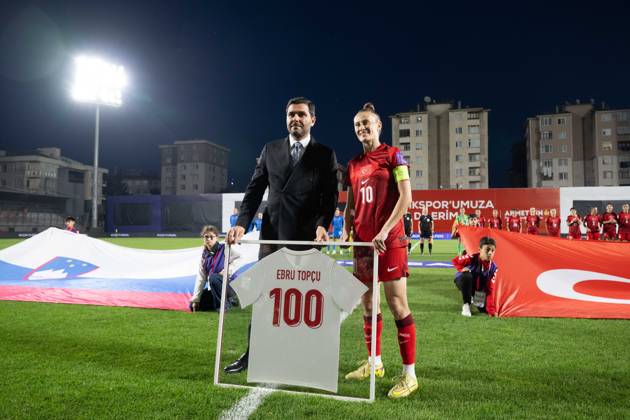 Turkiye v Slovenia - FIFA Women s World Cup 2027 European Qualifiers ISTANBUL, TURKIYE - OCTOBER 09: Ebru Topcu of Turkiye s Women s National Football Team receives a gift in recognition of her 100th international appearance during the FIFA Women s World Cup 2027 European Qualifiers Play-offs Round 1 First Leg between Turkiye and Slovenia at Pendik Stadium in Istanbul, Turkiye, on October 09, 2026. Didem Mente Anadolu Istanbul Turkey. Editorial use only. Please get in touch for any other usage. Copyright: x2026xAnadoluxDidemxMentex