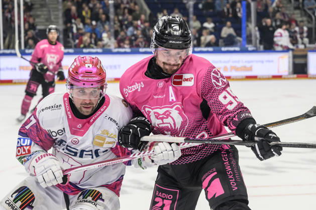 im Bild v.l.: Gabriel Fontaine (Eisbären Berlin 97), Fabio Pfohl (Grizzlys Wolfsburg 95),, Zweikampf, Action, Kampf, kaempft um den Puck, GER, Berlin, Eishockey, DEL 1, Eisbaeren Berlin vs Grizzlys Wolfsburg, in der Uber Arena, 09.10.2026, Copyright: HMBxMedia UwexKoch