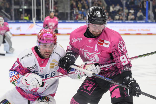 im Bild v.l.: Gabriel Fontaine (Eisbären Berlin 97), Fabio Pfohl (Grizzlys Wolfsburg 95),, Zweikampf, Action, Kampf, kaempft um den Puck, GER, Berlin, Eishockey, DEL 1, Eisbaeren Berlin vs Grizzlys Wolfsburg, in der Uber Arena, 09.10.2026, Copyright: HMBxMedia UwexKoch
