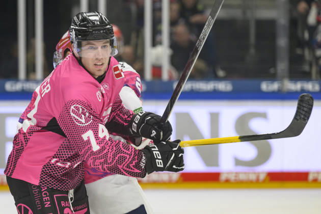 im Bild v.l.: Lester Lancaster (Grizzlys Wolfsburg 74), GER, Berlin, Eishockey, DEL 1, Eisbaeren Berlin vs Grizzlys Wolfsburg, in der Uber Arena, 09.10.2026, Copyright: HMBxMedia UwexKoch