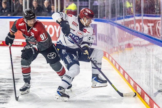 Reed Lebster (Schwenninger Wild Wings, 23) vs Moritz Mueller (Koelner Haie, 91) Koelner Haie vs. Schwenninger Wild Wings, Eishockey, Penny DEL, Spieltag 07, 2026 2027, 09.10.2026 Koelner Haie vs. Schwenninger Wild Wings, Eishockey, Penny DEL, Spieltag 07, 2026 2027, 09.10.2026 Koeln Copyright: xEibner-Pressefoto GerhardxWingenderx EP_GWR