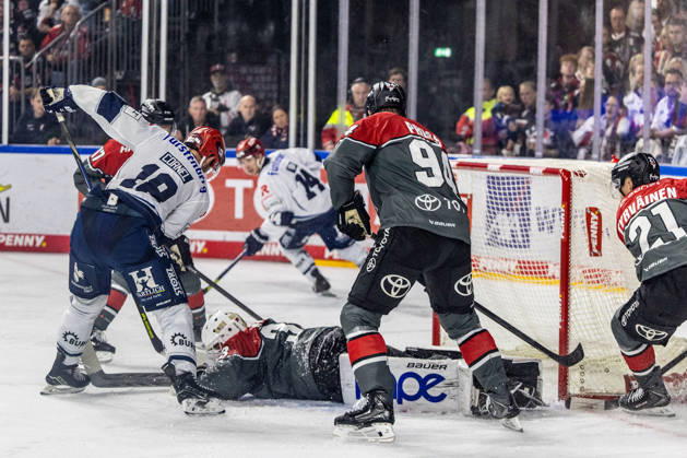Eric Cornel (Schwenninger Wild Wings, 18) vor dem Tor der Koelner Haie, Nico Wiens (Koelner Haie, 33) liegt am Boden, Robin Press (Koelner Haie, 94) schaut zu Koelner Haie vs. Schwenninger Wild Wings, Eishockey, Penny DEL, Spieltag 07, 2026 2027, 09.10.2026 Koelner Haie vs. Schwenninger Wild Wings, Eishockey, Penny DEL, Spieltag 07, 2026 2027, 09.10.2026 Koeln Copyright: xEibner-Pressefoto GerhardxWingenderx EP_GWR