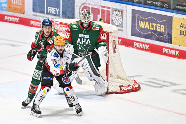 Penny DEL; Augsburger Panther - Fischtown Pinguins, 09.10.2026 AUGSBURG, GERMANY; 09. OCTOBER: im Duell Noel HOEFENMAYER (Augsburger Panther 22) und Colt CONRAD (Fischtown Pinguins 79) vor Tobias ANCICKA (Augsburger Panther 45) während dem Match der Penny DEL zwischen den Augsburger Panthern und den Fischtown Pinguins am 7. Spieltag im Curt Frenzel Stadion Copyright: xBEAUTIFULxSPORTS Goldbergx