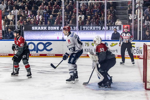 Alexander Karachun (Schwenninger Wild Wings, 47) vs Veli-Matti Vittasmaki (Koelner Haie, 47), Nico Wiens (Koelner Haie, 33) Koelner Haie vs. Schwenninger Wild Wings, Eishockey, Penny DEL, Spieltag 07, 2026 2027, 09.10.2026 Koelner Haie vs. Schwenninger Wild Wings, Eishockey, Penny DEL, Spieltag 07, 2026 2027, 09.10.2026 Koeln Copyright: xEibner-Pressefoto GerhardxWingenderx EP_GWR