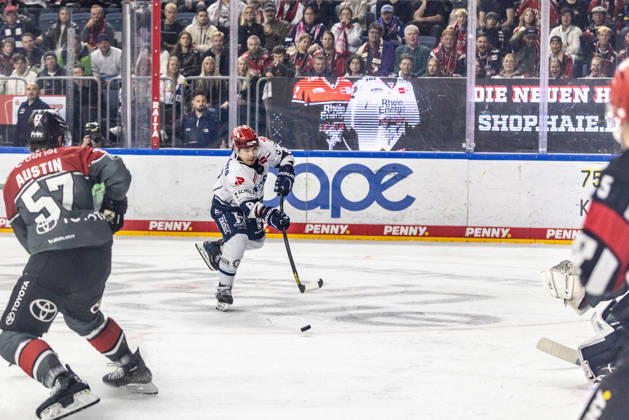 Austin Ortega (Schwenninger Wild Wings, 08) beim Schuss aufs Tor vs Brady Austin (Koelner Haie, 57) Koelner Haie vs. Schwenninger Wild Wings, Eishockey, Penny DEL, Spieltag 07, 2026 2027, 09.10.2026 Koelner Haie vs. Schwenninger Wild Wings, Eishockey, Penny DEL, Spieltag 07, 2026 2027, 09.10.2026 Koeln Copyright: xEibner-Pressefoto GerhardxWingenderx EP_GWR