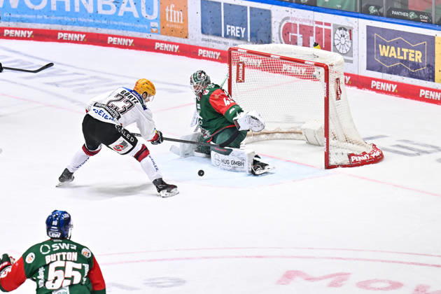Penny DEL; Augsburger Panther - Fischtown Pinguins, 09.10.2026 AUGSBURG, GERMANY; 09. OCTOBER: Max GÖRTZ (Fischtown Pinguins 23) scheitert freistehend vor Tobias ANCICKA (Augsburger Panther 45) während dem Match der Penny DEL zwischen den Augsburger Panthern und den Fischtown Pinguins am 7. Spieltag im Curt Frenzel Stadion Copyright: xBEAUTIFULxSPORTS Goldbergx