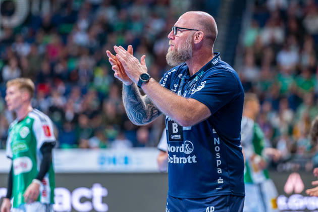 AleÅ¡ Pajović (SG Flensburg-Handewitt, Trainer) (v.l.), TSV Hannover-Burgdorf (grün) gegen SG Flensburg-Handewitt (blau) am 8. Spieltag der Saison 2026 2027 in der Opel Handball-Bundesliga (09.10.2026, ZAG Arena (Hannover, GER), Copyright: xJanxGuentherx xTSVxHannover-Burgdorfx