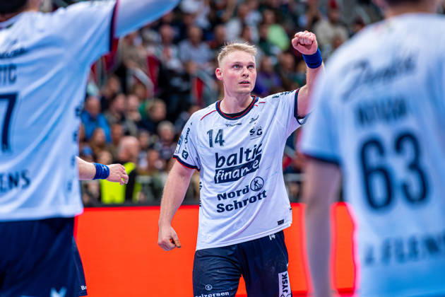 Emil Bergholt (SG Flensburg-Handewitt, Nr. 14) (v.l.), TSV Hannover-Burgdorf (grün) gegen SG Flensburg-Handewitt (blau) am 8. Spieltag der Saison 2026 2027 in der Opel Handball-Bundesliga (09.10.2026, ZAG Arena (Hannover, GER), Copyright: xJanxGuentherx xTSVxHannover-Burgdorfx