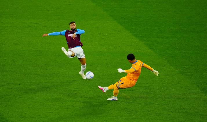 QPR goalkeeper Pierce Charles under pressure from Valentin Castellanos of West Ham United West Ham United v Queens Park Rangers, EFL Championship, Football, London Stadium, London, UK - 09 Oct 2026London London Stadium United Kingdom EDITORIAL USE ONLY No use with unauthorised audio, video, data, fixture lists, club league logos or live services. Online in-match use limited to 120 images, no video emulation. No use in betting, games or single club league player publications. Copyright: xJavierxGarcia Shutterstockx 17195977x