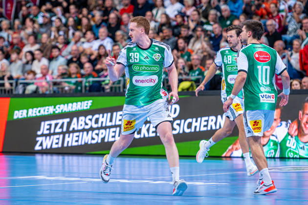 Lukas Stutzke (TSV Hannover-Burgdorf, Nr. 39) (v.l.), TSV Hannover-Burgdorf (grün) gegen SG Flensburg-Handewitt (blau) am 8. Spieltag der Saison 2026 2027 in der Opel Handball-Bundesliga (09.10.2026, ZAG Arena (Hannover, GER), Copyright: xJanxGuentherx xTSVxHannover-Burgdorfx