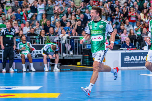 Renars Uscins (TSV Hannover-Burgdorf, Nr. 10) (v.l.), TSV Hannover-Burgdorf (grün) gegen SG Flensburg-Handewitt (blau) am 8. Spieltag der Saison 2026 2027 in der Opel Handball-Bundesliga (09.10.2026, ZAG Arena (Hannover, GER), Copyright: xJanxGuentherx xTSVxHannover-Burgdorfx