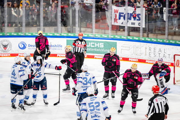 09.10.2026 - Eishockey - Saison 2026 2027 - Penny DEL - Nürnberg Ice Tigers Icetigers - Adler Mannheim - ThHa - xthxhax - Torjubel, Freude, Jubel Alexander Ehl (28, Adler Mannheim ) Lennard Nieleck (72, Adler Mannheim ), William Dufour (25, Nürnberg Ice Tigers, NIT ) traurig, enttäuscht