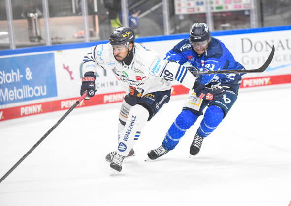 Straubing Tigers vs. Iserlohn Roosters, Eishockey, Deutsche Eishockey Liga, Penny DEL, 7.Spieltag, Saison 2026 2027, 09.10.2026 Hudson Elynuik (Straubing Tigers) hinter Colin Ugbekile (Iserlohn Roosters), Eishockey Herren, Deutsche Eishockey Liga, Penny DEL, 5.Spieltag, Saison 2026 2027 am 09.10.2026 im Eisstadion am Pulverturm, Straubing Tigers (blau) gegen Iserlohn Roosters (weiss)
