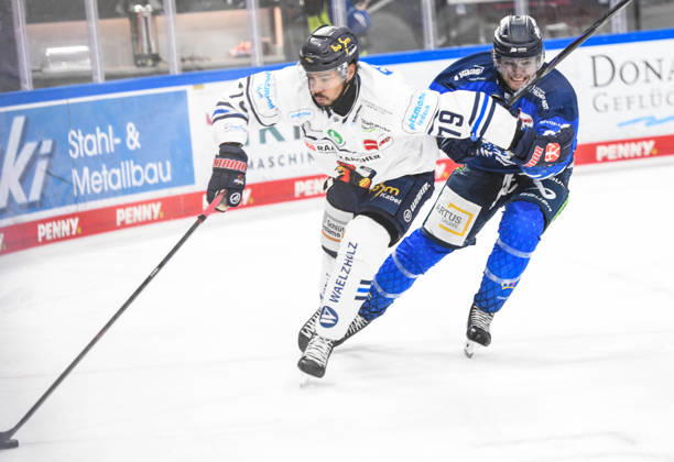 Straubing Tigers vs. Iserlohn Roosters, Eishockey, Deutsche Eishockey Liga, Penny DEL, 7.Spieltag, Saison 2026 2027, 09.10.2026 Hudson Elynuik (Straubing Tigers) hinter Colin Ugbekile (Iserlohn Roosters), Eishockey Herren, Deutsche Eishockey Liga, Penny DEL, 5.Spieltag, Saison 2026 2027 am 09.10.2026 im Eisstadion am Pulverturm, Straubing Tigers (blau) gegen Iserlohn Roosters (weiss)