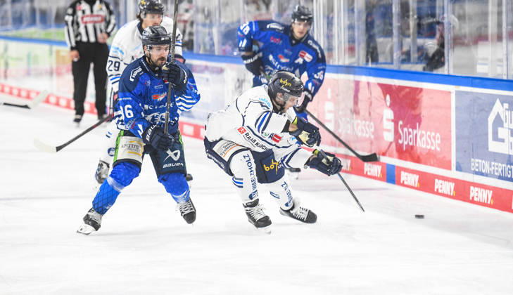 Straubing Tigers vs. Iserlohn Roosters, Eishockey, Deutsche Eishockey Liga, Penny DEL, 7.Spieltag, Saison 2026 2027, 09.10.2026 Skyler McKenzie (Straubing Tigers) im Duell mit Robin Norell (Iserlohn Roosters), Eishockey Herren, Deutsche Eishockey Liga, Penny DEL, 5.Spieltag, Saison 2026 2027 am 09.10.2026 im Eisstadion am Pulverturm, Straubing Tigers (blau) gegen Iserlohn Roosters (weiss)