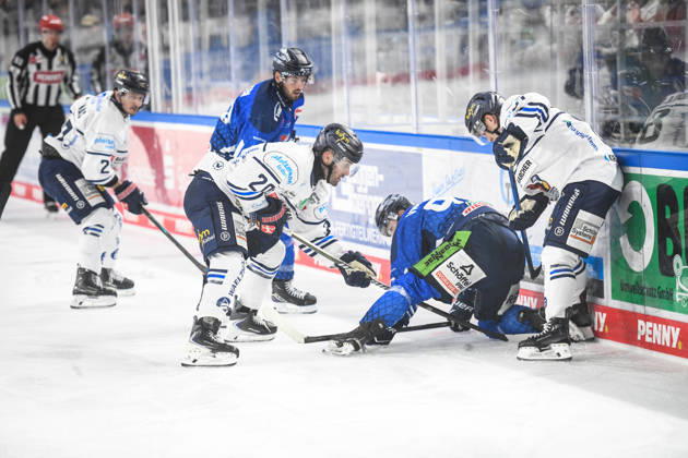 Straubing Tigers vs. Iserlohn Roosters, Eishockey, Deutsche Eishockey Liga, Penny DEL, 7.Spieltag, Saison 2026 2027, 09.10.2026 Filip Varejcka (Straubing Tigers) am Boden mit Justin Scott (Iserlohn Roosters), Eishockey Herren, Deutsche Eishockey Liga, Penny DEL, 5.Spieltag, Saison 2026 2027 am 09.10.2026 im Eisstadion am Pulverturm, Straubing Tigers (blau) gegen Iserlohn Roosters (weiss)