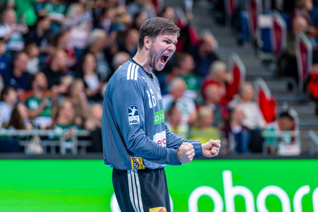Simon Gade (TSV Hannover-Burgdorf, Nr. 16) (v.l.), TSV Hannover-Burgdorf (grün) gegen SG Flensburg-Handewitt (blau) am 8. Spieltag der Saison 2026 2027 in der Opel Handball-Bundesliga (09.10.2026, ZAG Arena (Hannover, GER), Copyright: xJanxGuentherx xTSVxHannover-Burgdorfx